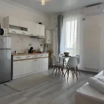 Seahome By Alezzinord10 Apartment Navodari